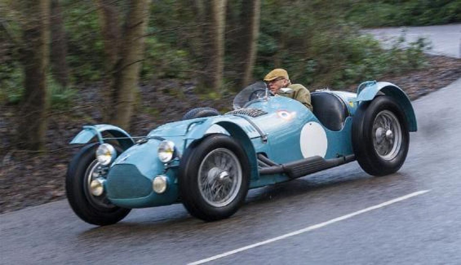 Trois voitures des 24 Heures du Mans des années cinquante en vente à Paris
