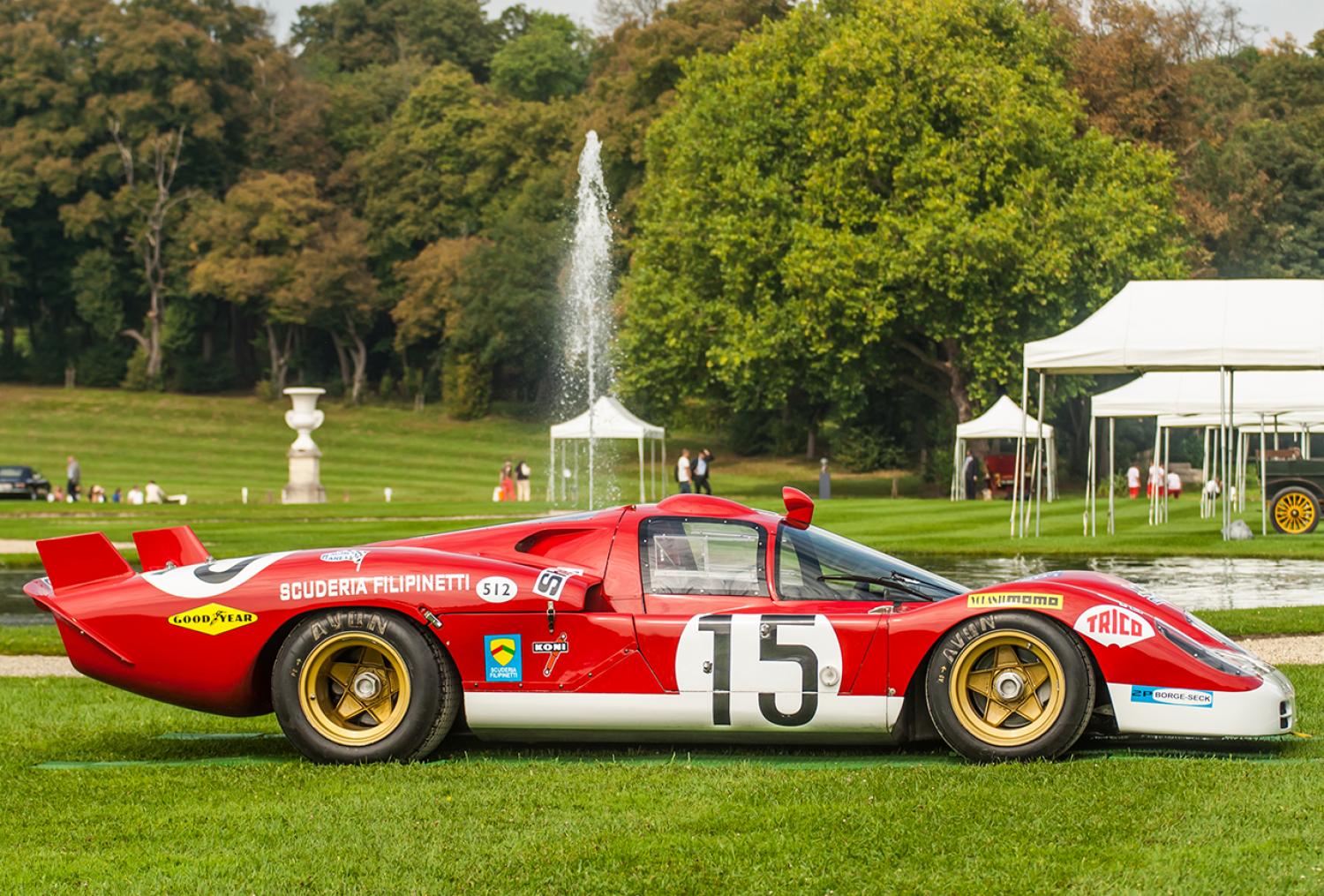 Une Ferrari 512 S (1970) les roues dans l'herbe à Chantilly...