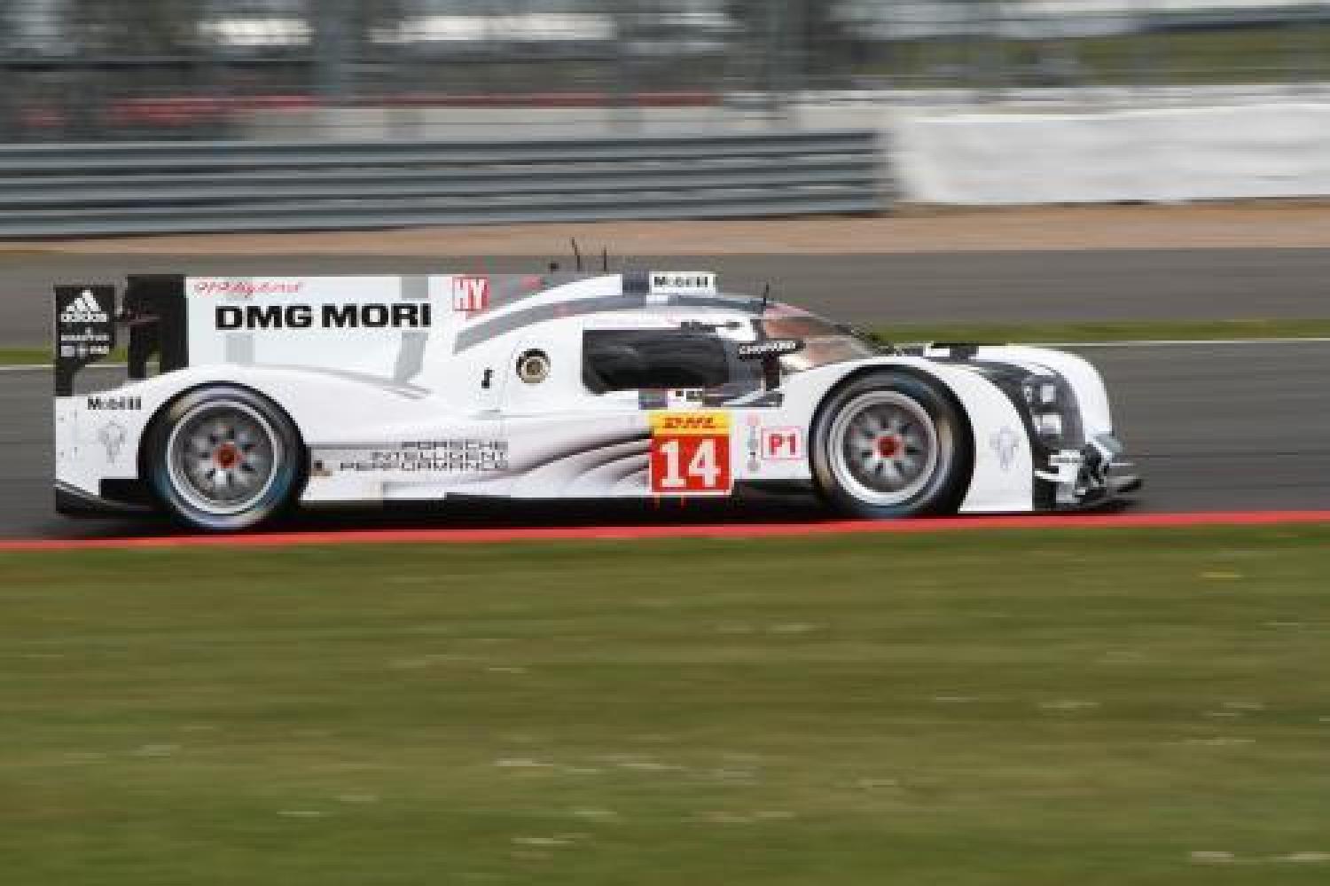 Hybrid sports. Porsche в WEC. Жаки Икс гонщик Порше. Машина Ле ман Порше 919 салон внутри. Шлем гонщиков Порше Леман дмг Мори.