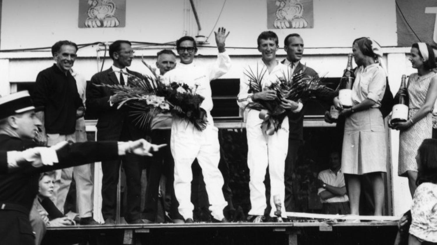 La photo du jour - Masten Gregory remporte les 24 Heures du Mans en 1965