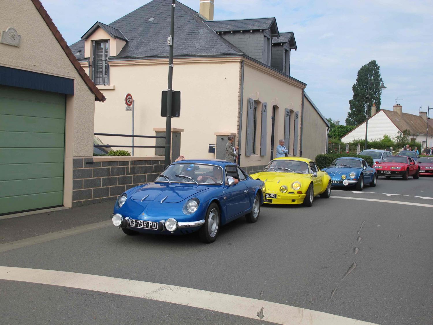Neuville dans la Course - Les belles automobiles des membres du Club ont défilé