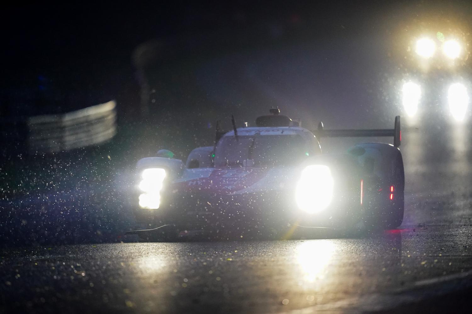 24 Hours of Le Mans – Roundup after 8 hours: Toyota the solid leader at midnight