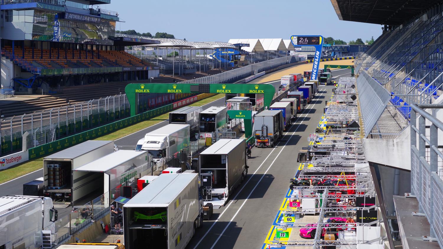 Les équipes sont installées dans le paddock (Photos)