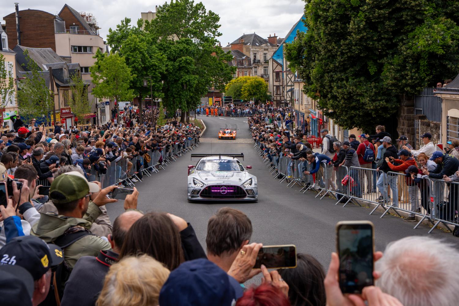 Sensation : les voitures des 24 Heures du Mans enchantent le centre-ville