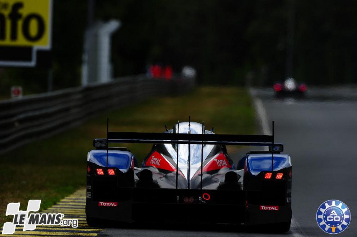 Voici comment différencier les 908 de l'arrière : celle de 2011 avait sa signature lumineuse à hauteur de l'aileron, tandis que la 908 HDi FAP antérieure l'avait au ras du sol.
