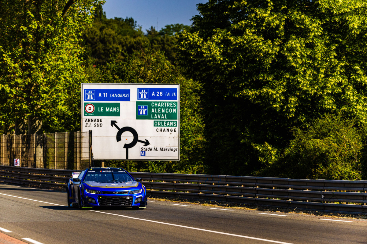 Les panneaux de signalisation sont toujours prisés des photographes, car cela donne un angle - quasi - unique dans le monde des sports mécaniques. Des prototypes, et parfois, des NASCAR, sur des routes communes.