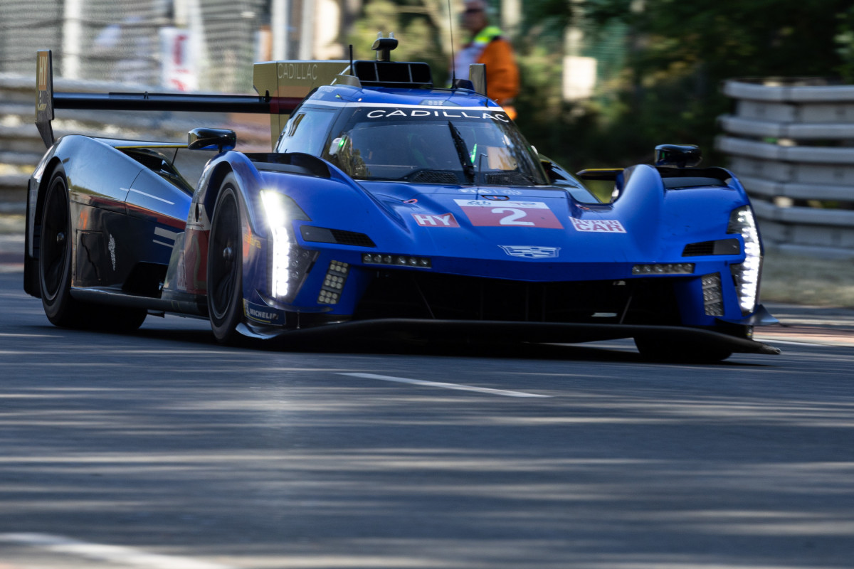 Plunging side pods and a big vent on the roof – the Cadillac V-Series.R.