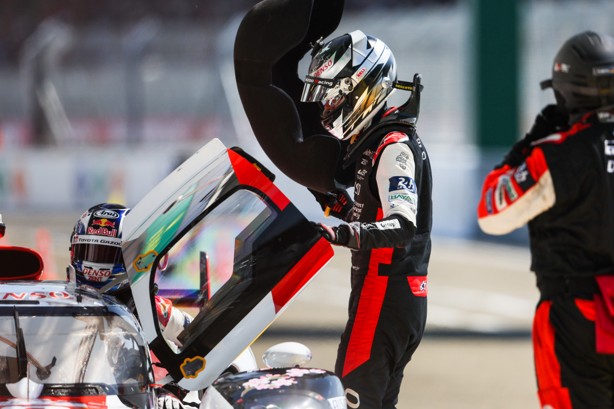 Brendon Hartley, triple vainqueur du Mans, se prépare à grimper à bord de sa GR010 Hybrid