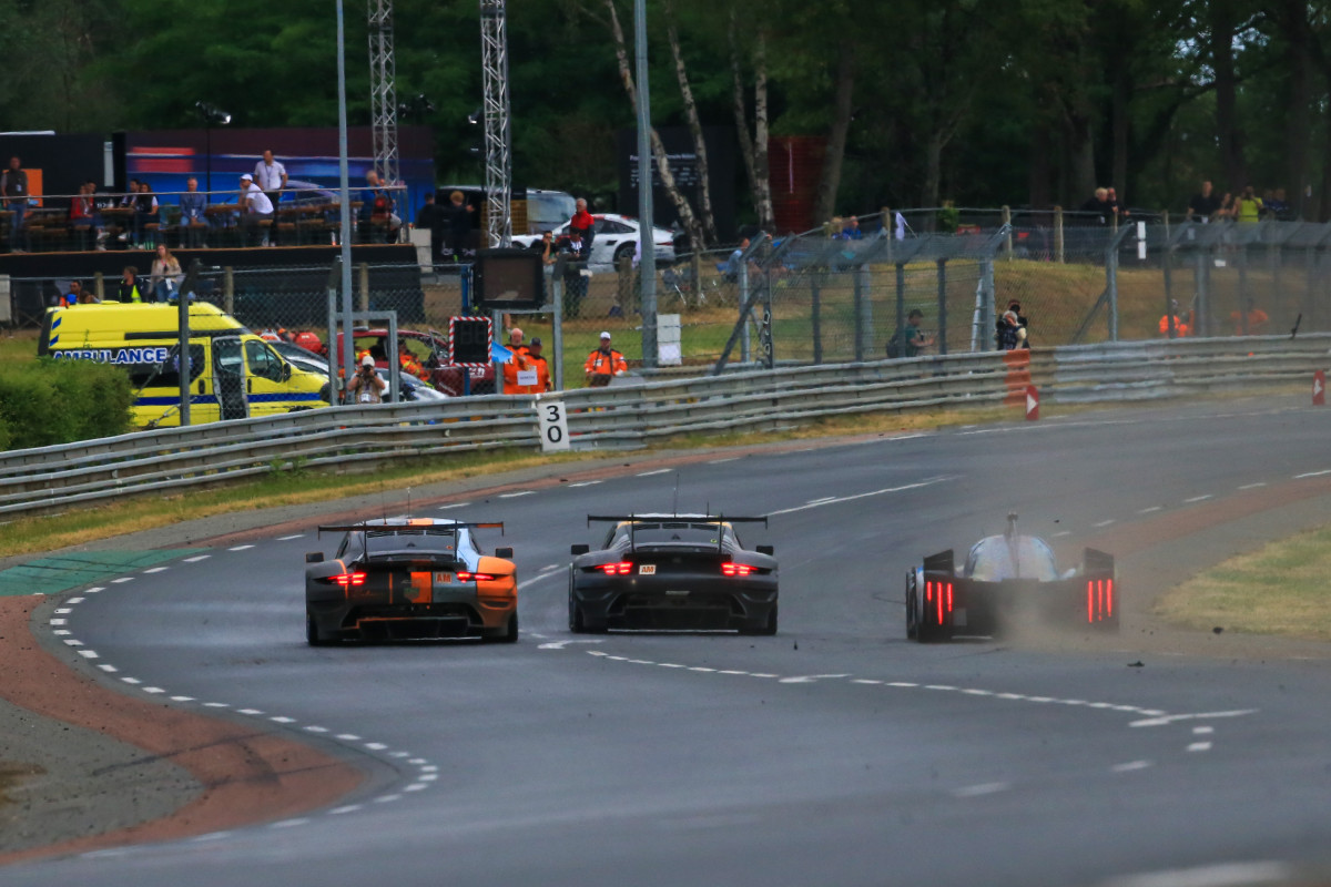 Parfois, à trois voitures de front, une départementale n'est pas si large que ça ! Une scène caractéristique des 24 Heures du Mans.
