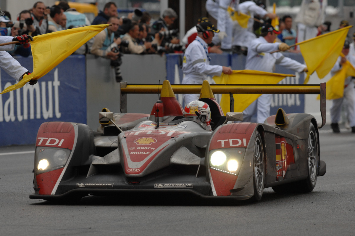 La pluie pimenta l'édition 2008. Tom Kristensen, sur l'Audi R10 TDI #2 victorieuse, reprenait jusqu'à huit secondes par tour sur la Peugeot de tête.