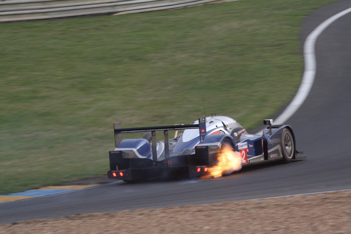 Quatre moteurs qui partent en fumée. La dernière, celle du Team Oreca Matmut, lâche à 13 h 42 le dimanche.