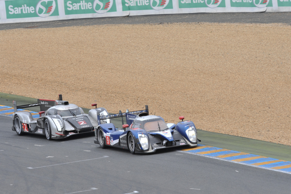 La Peugeot 908 a remporté toutes les courses cette année-là, sauf deux. Les 12 Heures de Sebring, glanées par la 908 HDi FAP du Team Oreca Matmut et... les 24 Heures du Mans.