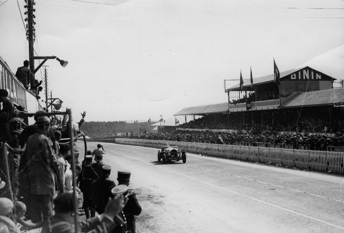 Sources fail to agree on the number of spectators present. While the figure of 50,000 is mentioned by some, others double that number. In any case, the 24 Hours had become one of the world’s most popular events by its eleventh year.