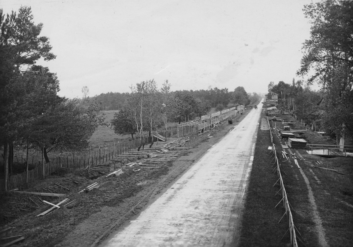 D'un héritage gallo-romain, la ligne droite des Hunaudières était utilisée depuis 1884 pour des essais. Ici en 1925.