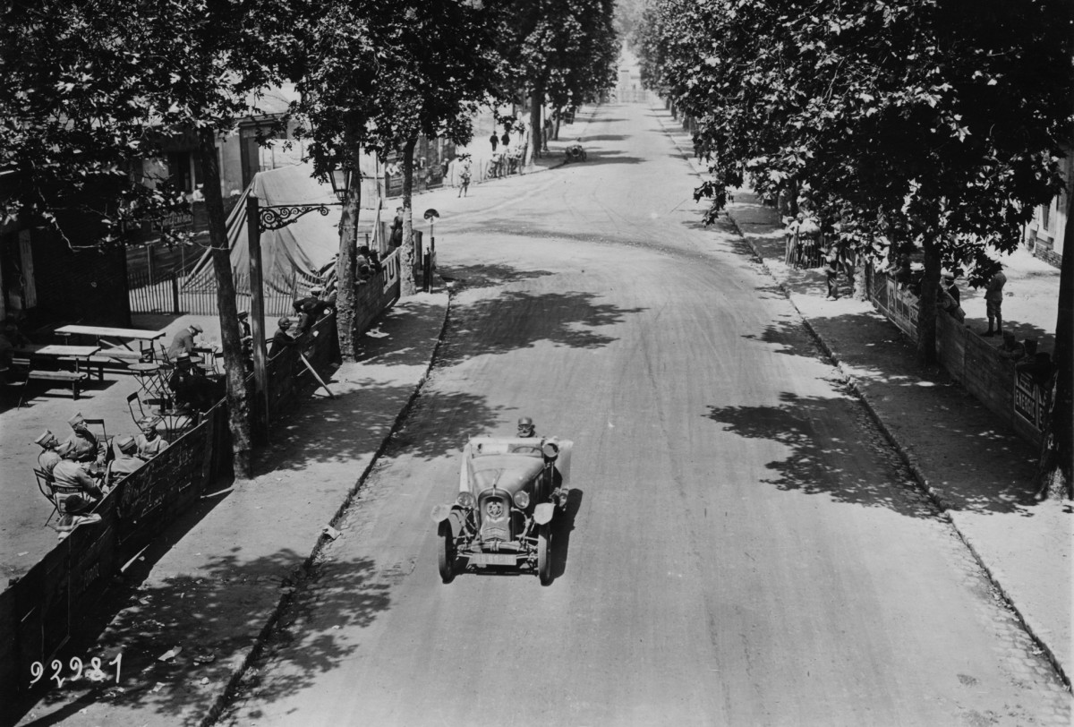 Ici, une SARA ATS sort de l'épingle de Pontlieue, un quartier du Sud du Mans, lors du Grand Prix d'Endurance de 24 Heures 1924. À l'époque, les voitures venaient jusqu'en ville.