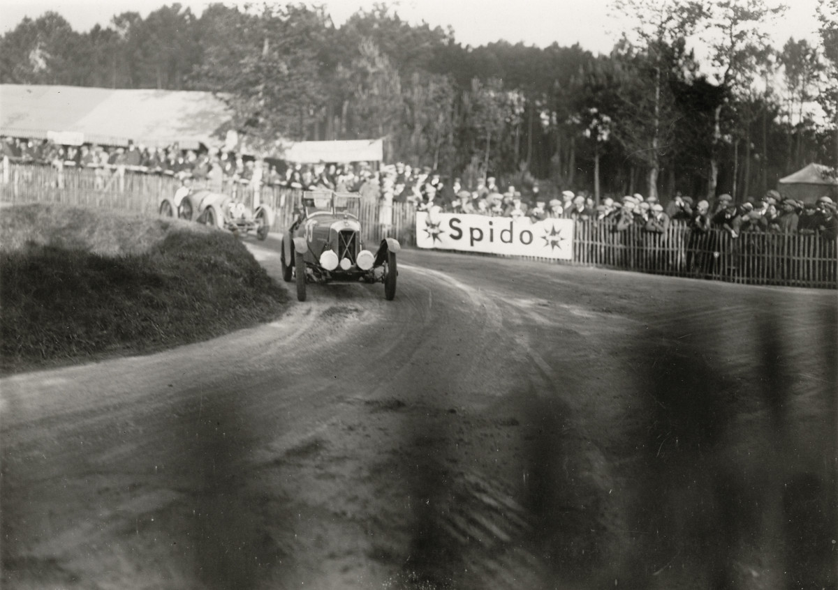 Les routes de campagne de la Sarthe étaient déjà le terrain de jeu des meilleurs pilotes du monde. Ici une Salmson à l'œuvre en 1928.