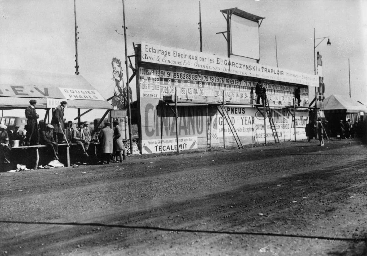 Ici la ligne droite des stands en 1923, en mauvais état. Les conditions météorologiques difficiles de cette première édition détériorent considérablement la "route", qui s'apparente alors à une piste.