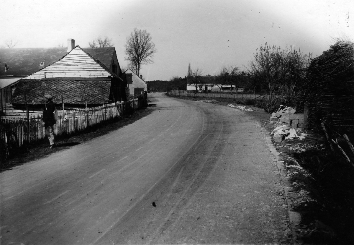 En 1933, la ligne droite des Hunaudières est la première route de France à se doter d'une bande centrale.