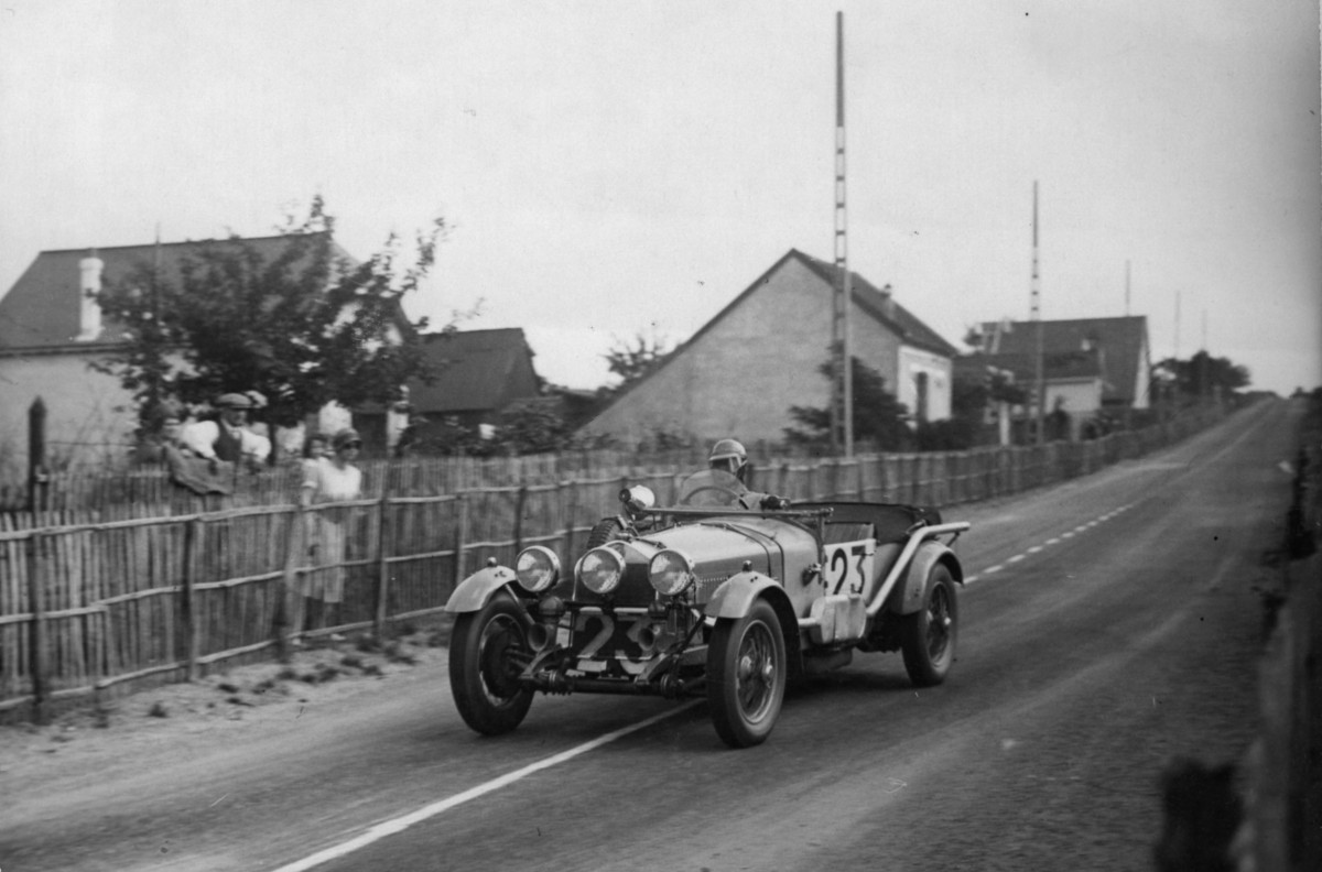 Au début des années 1930, le circuit ressemble davantage à celui que l'on connaît aujourd'hui. Même la route paraît plus récente, plus contemporaine.