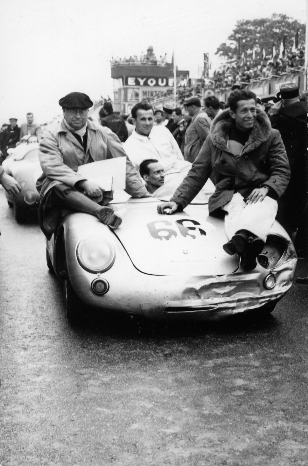 Gendebien partage le volant avec Wolfgang Seidel, un monstre de l'endurance allemand. Accessoirement, un futur vainqueur de la Targa Florio.