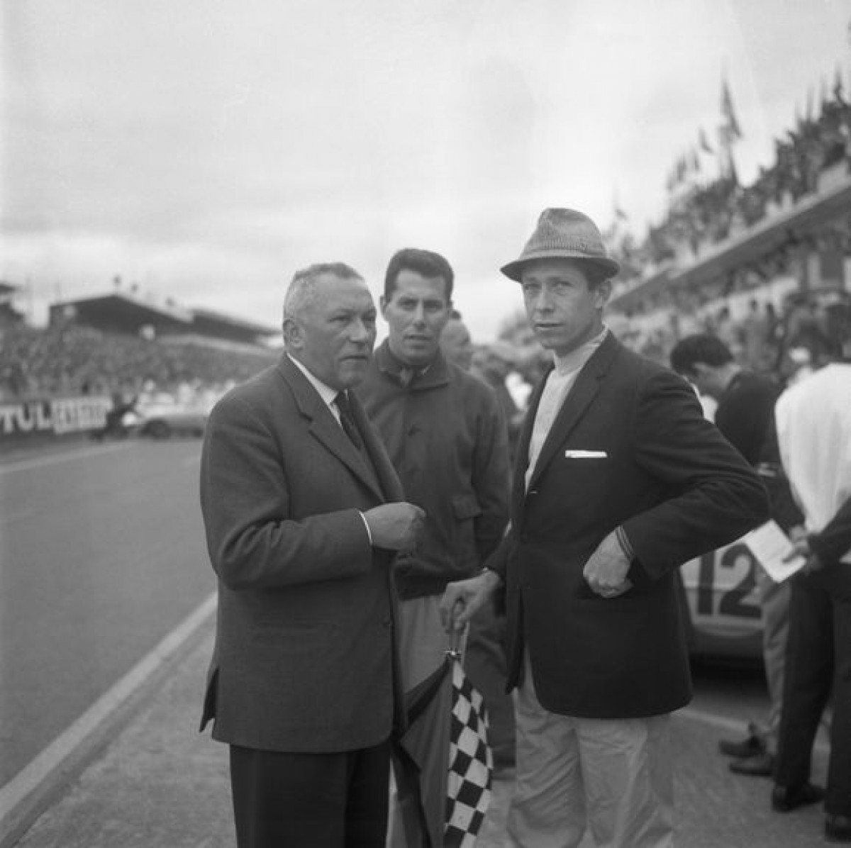 Olivier Gendebien, ici à droite de la photo, lors des 24 Heures 1961.