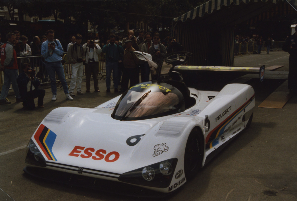 La 905 de 1991, première du nom, reprend des éléments visuels de la voiture de série, et dispose de roues arrières carénées.