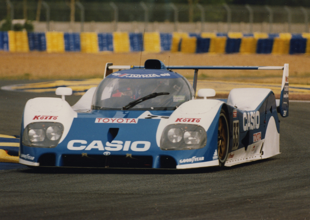 La Toyota TS010, avec ses roues arrières carénées, développait environ 700 chevaux pour 750 kg. Des prouesses similaires à celles de la Peugeot adverse.