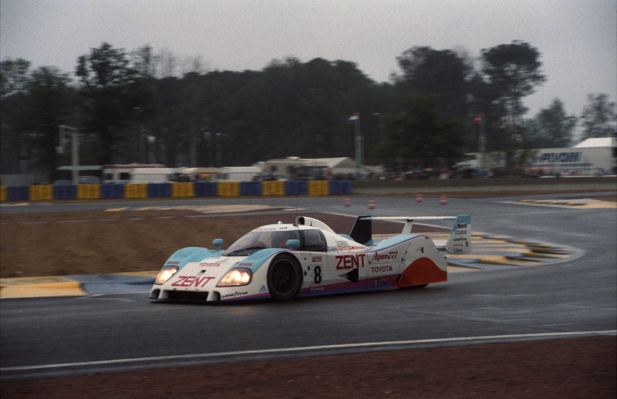 Toyota avait une voiture aux couleurs originales, pilotée par Jan Lammers, Andy Wallace et Teo Fabi. Son surnom ? La "tropical fish", ou "poisson exotique".