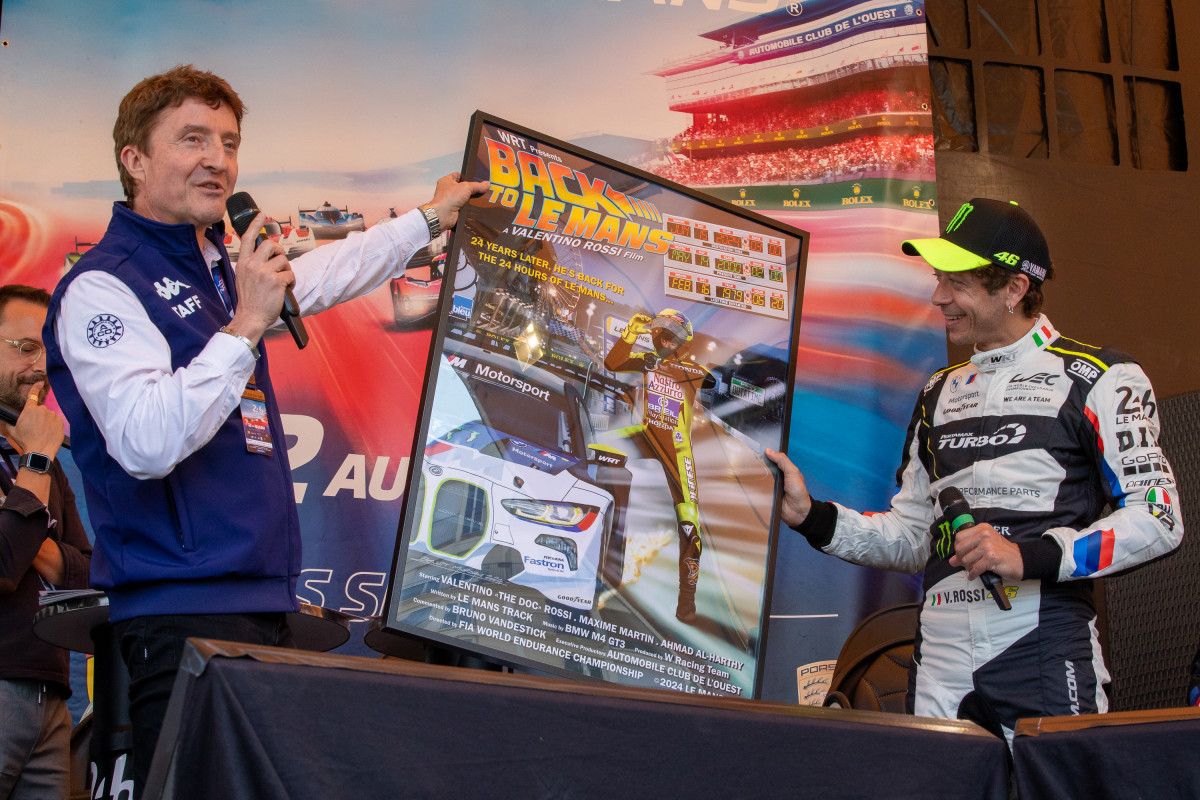 Sa première participation sur le Bugatti remonte à l'an 2000. Il avait fini troisième en catégorie 500cc. Un podium célébré par un beau poster, qui met en avant la longévité exceptionnelle de "The Doctor"