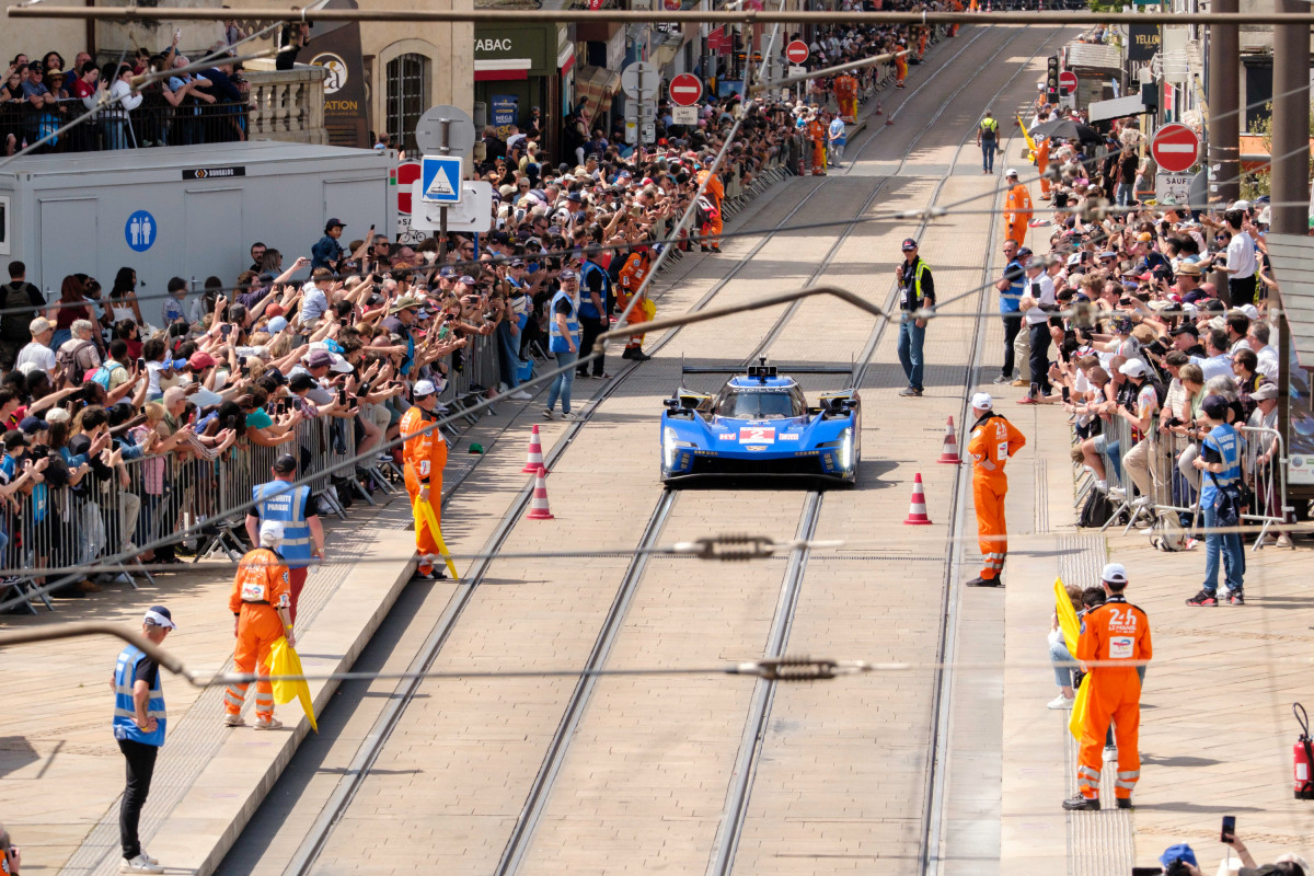 The Cadillac thrilled fans in the streets of the Le Mans city centre.