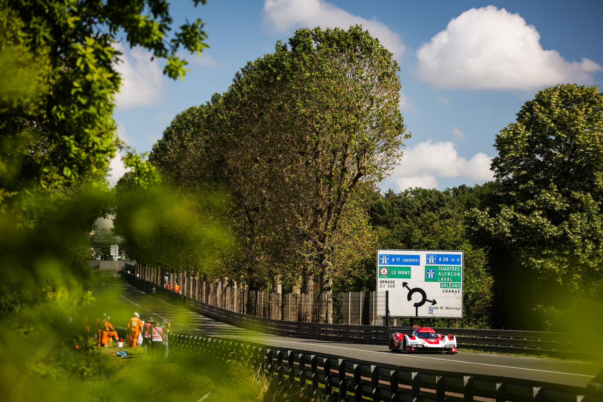 A Porsche, a stretch of national highway and sunshine: a real postcard of Le Mans.