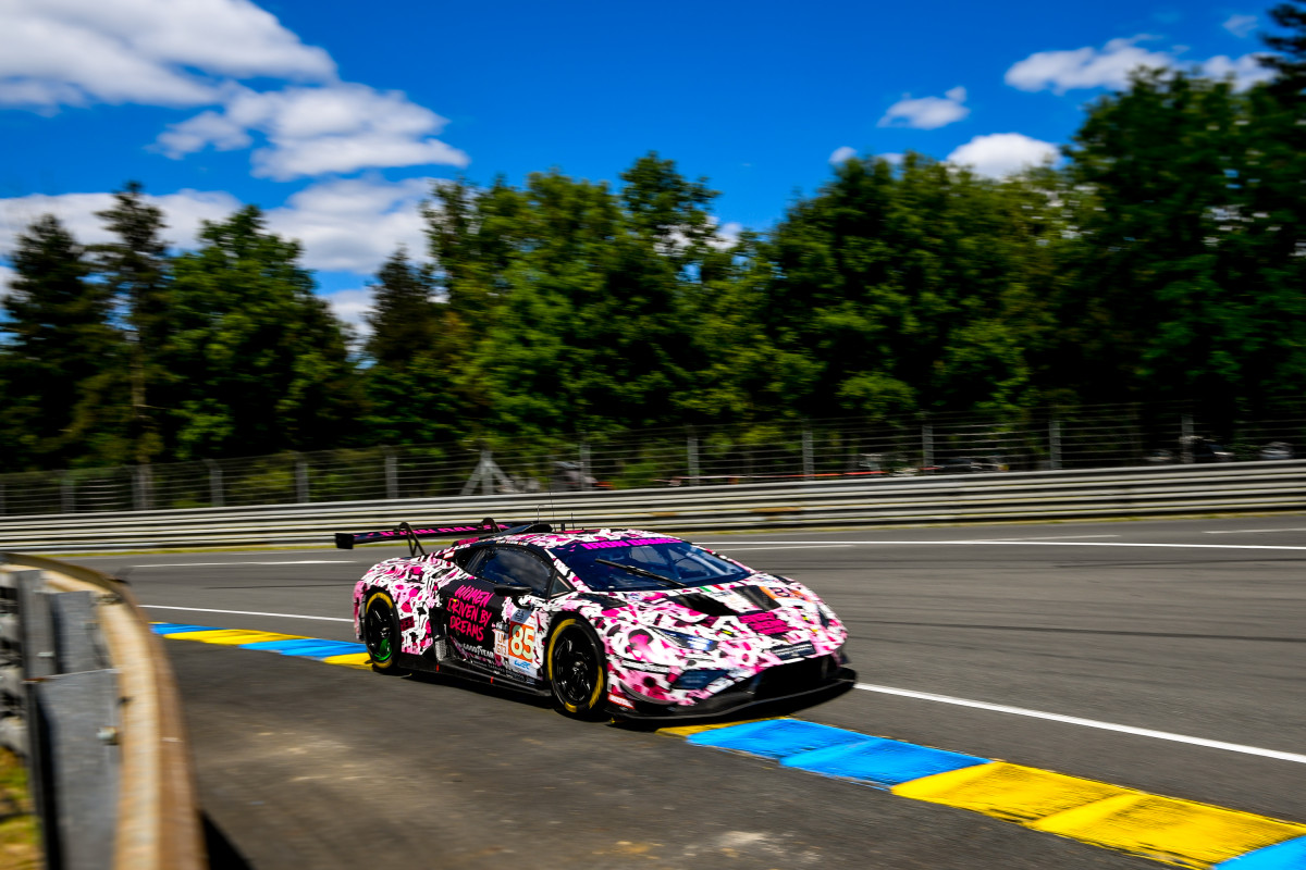 La Lamborghini Huracan LMGT3 Evo2 #85 de Iron Dames roulant sur un vibreur de la chicane Daytona.