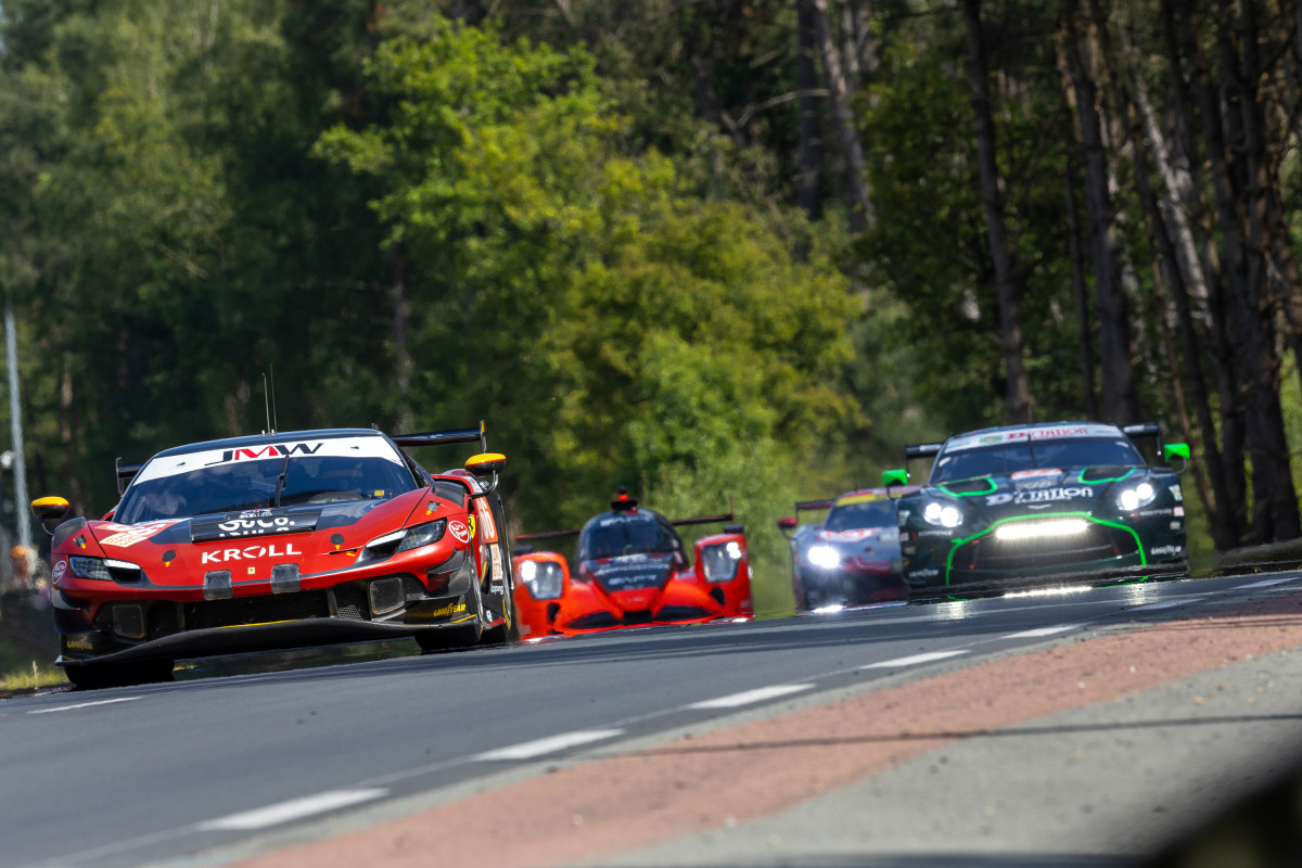 Les voitures de la catégorie LMGT3 partagent la piste avec les Hypercars et les LMP2, beaucoup plus rapides, créant ainsi des écarts de vitesse notables.