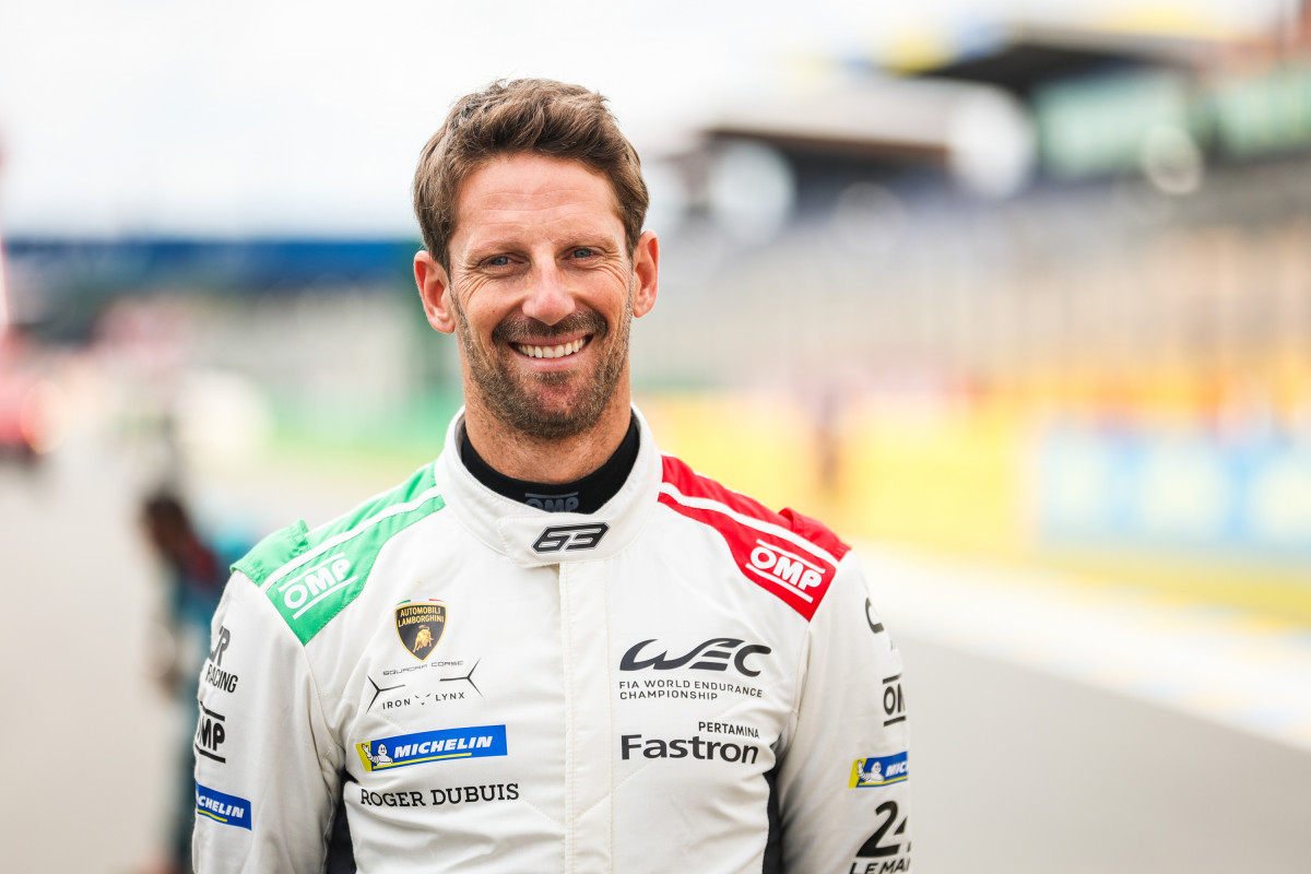 Très sollicité par les médias, arrivé des États-Unis au pas de course, Romain Grosjean est toujours tout sourire. L'air du Mans lui va si bien.