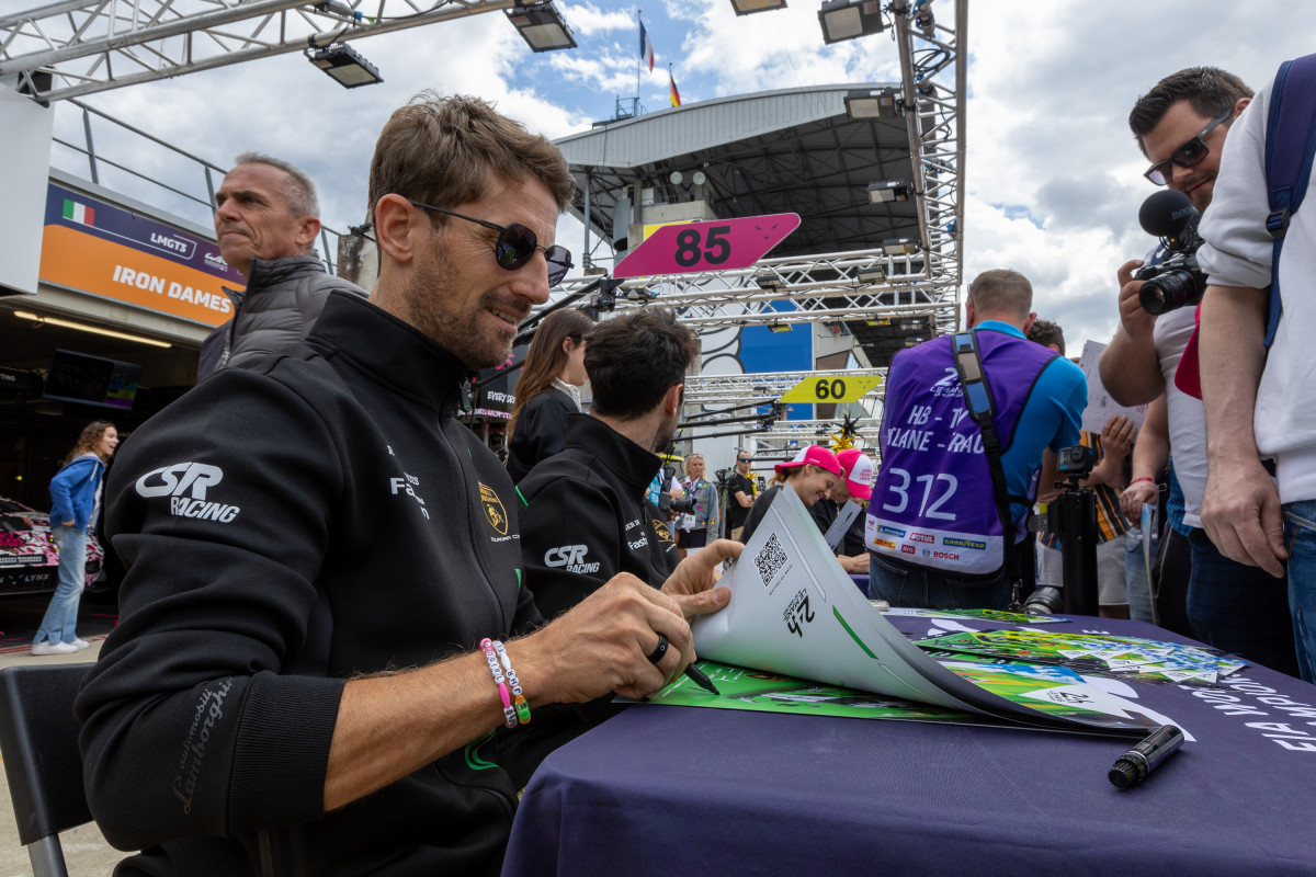 Séance d'autographes bien entendu très animée chez Lamborghini. Romain Grosjean retrouve cette proximité propre au Mans.