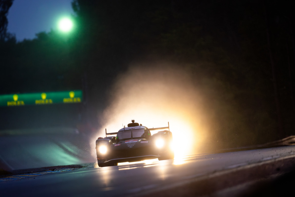 Toyota GR010 Hybrid #7 au coeur de la nuit.