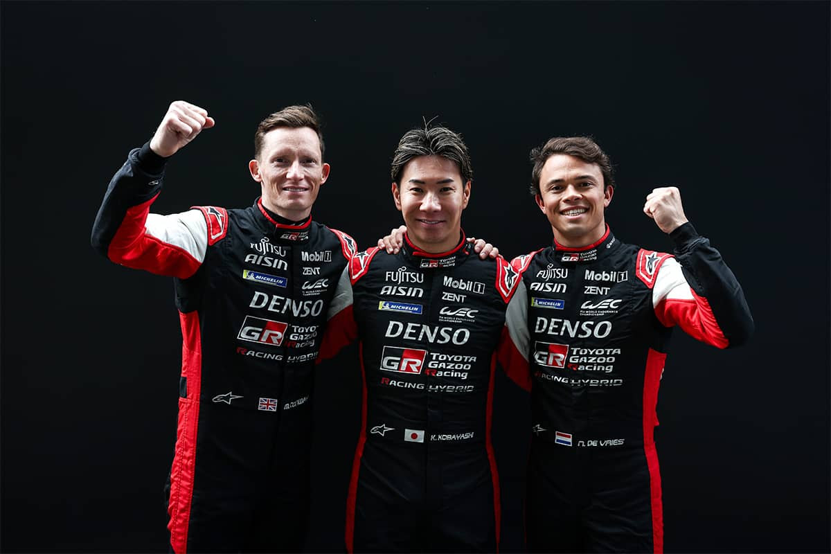 L'équipage de la Toyota GR010 Hybrid #7 avec, de gauche à droite, Mike Conway, Kamui Kobayashi et Nyck de Vries.