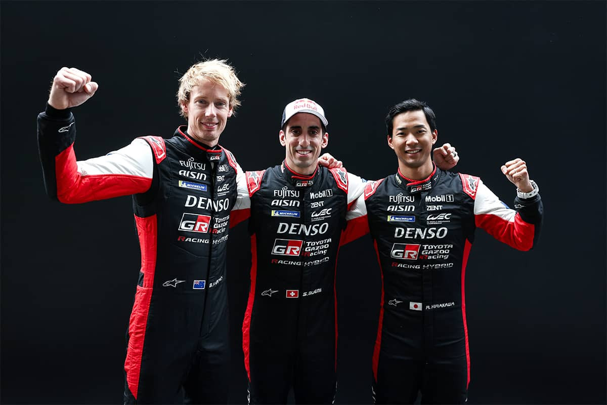 L'équipage de la Toyota GR010 Hybrid #8 avec, de gauche à droite, Brendon Hartley, Sébastien Buemi et Ryo Hirakawa.