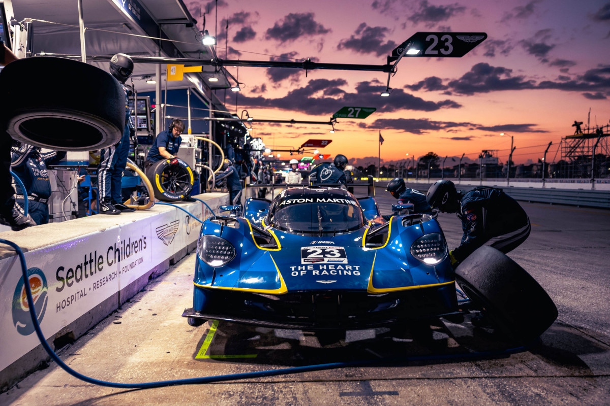 L'Aston Martin Valkyrie d'Aston Martin THOR Racing lors d'un ravitaillement durant les 12 Heures de Sebring 2025, deuxième manche de l'IMSA WeatherTech SportsCar Championship.