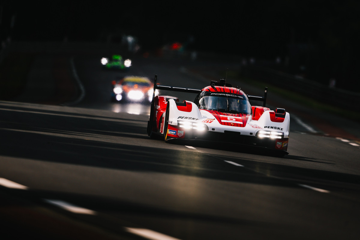 A pleine charge, en arrivant vers les virages Porsche, secteur le plus technique du circuit