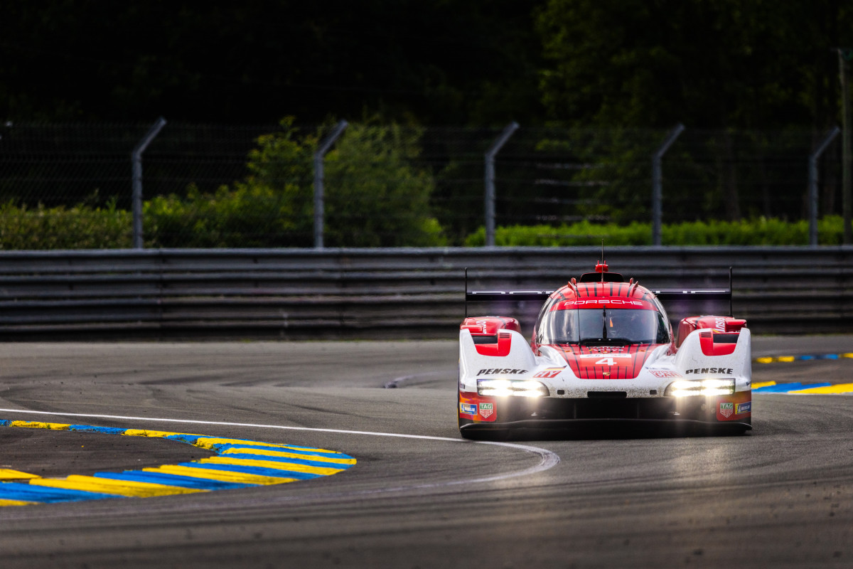 Passage à la seconde chicane, avant de repartir à l'assaut des Hunaudières. Le point faible des 963 qui manquaient de vitesse maximale en 2023 et 2024