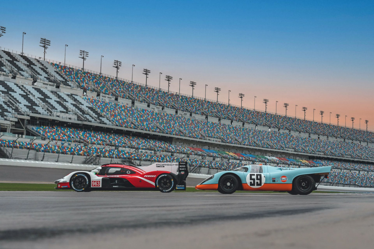 La Porsche 963 à Daytona avant ses débuts en 2023, avec une vénérable 917K aux couleurs mythiques