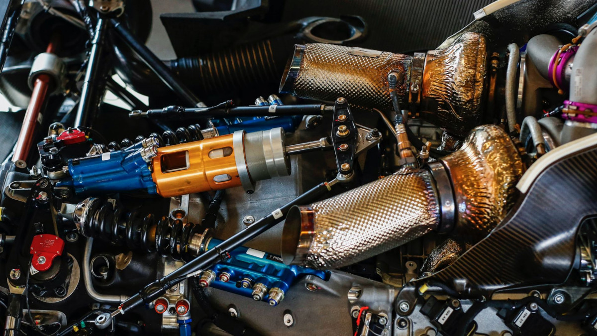 Les deux turbos bien visibles sur la partie supérieure du bloc, comme chez Ferrari avec son V6 bi-turbo.
