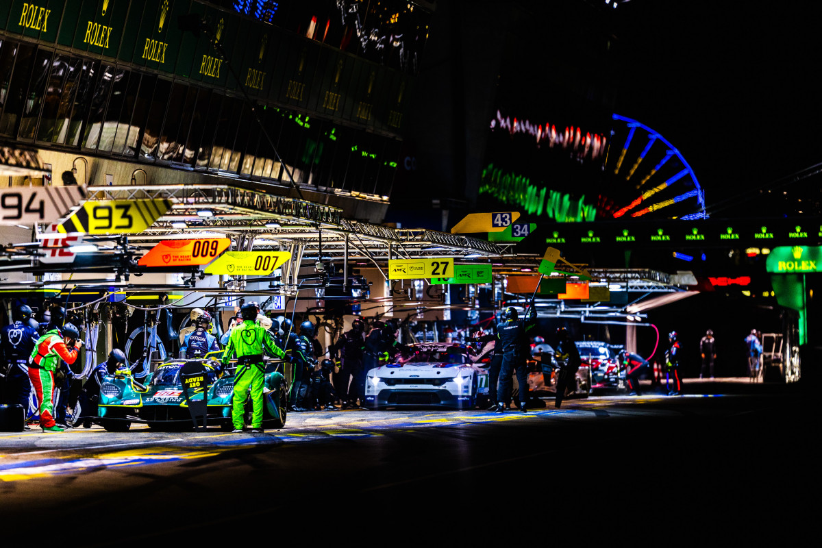 La nuit, tout le circuit se métamorphose, même la voie des stands.