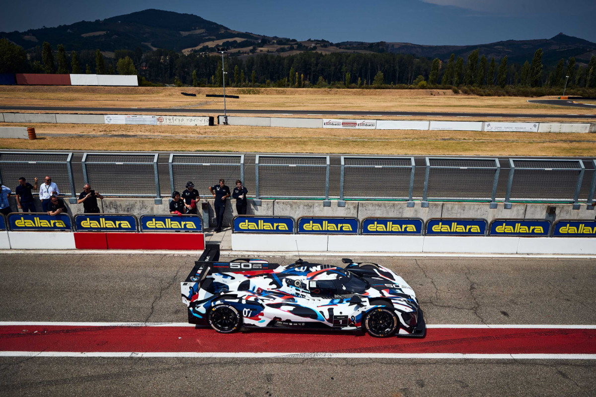 La BMW M Hybrid V8 a effectué ses premiers essais sur le circuit de Varano en juillet 2022.