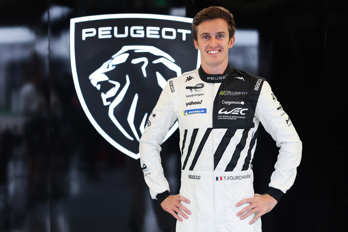 Théo Pourchaire arbore fièrement sa combinaison du Team Peugeot TotalEnergies, qu’il représentera en catégorie Hypercar dès les 8 Heures de Bahreïn (8 novembre 2025).