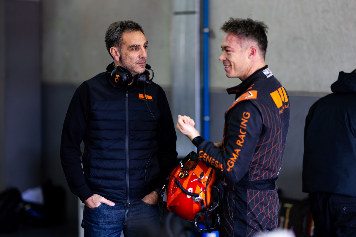 Cyril Abiteboul, team principal de Genesis Magma Racing et président de Hyundai Motorsport, en compagnie d'André Lotterer, triple vainqueur des 24 Heures du Mans.