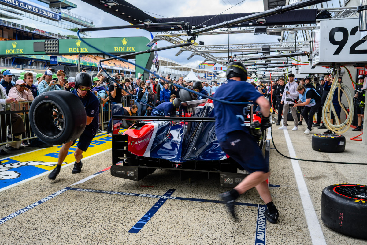 Le pit-stop challenge se déroule sous les yeux du public.