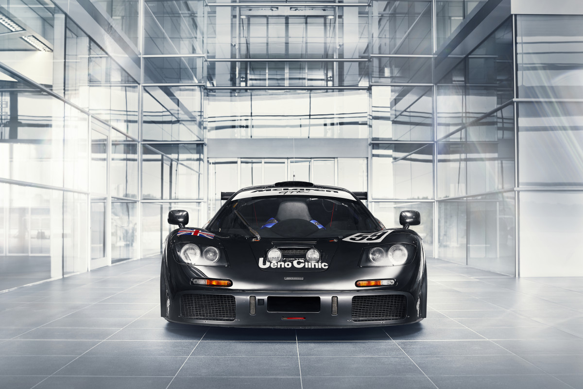 La livrée noire et grise, discrète, tranche avec d'autres décorations apposées sur les F1 GTR. Pourtant, cette simplicité de la robe est passée dans la mémoire des amoureux de la course.