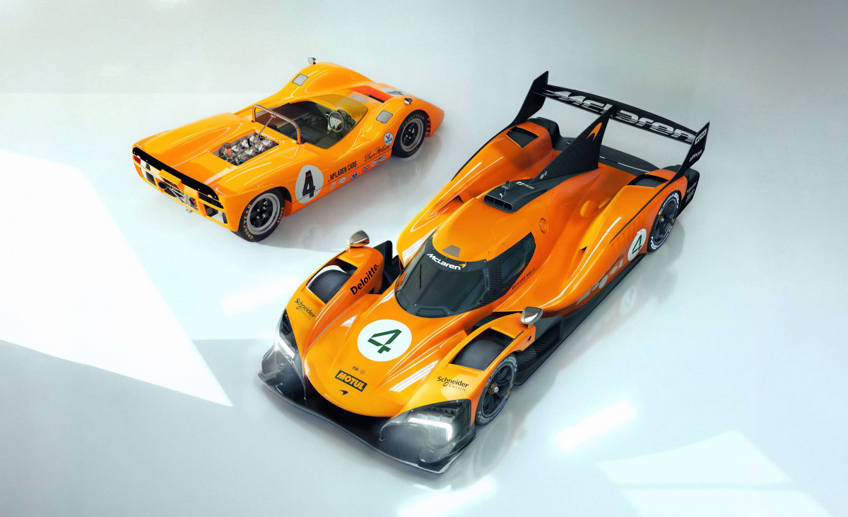 La McLaren M6A et la nouvelle MCL-HY se regardent, se contemplent, et dessinent ensemble la trace de McLaren au Mans.